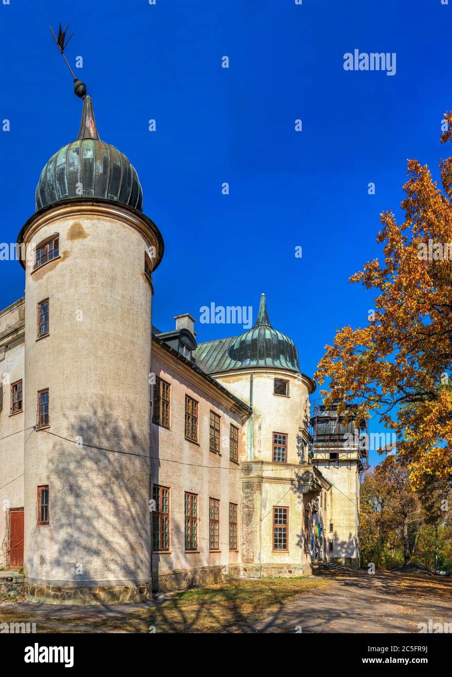 Talne, Ukraine 10.19.2019. Verlassene Graf Schuwalow Palast in Talne Dorf, Tscherkassy Region, Ukraine, im Herbst Stockfoto