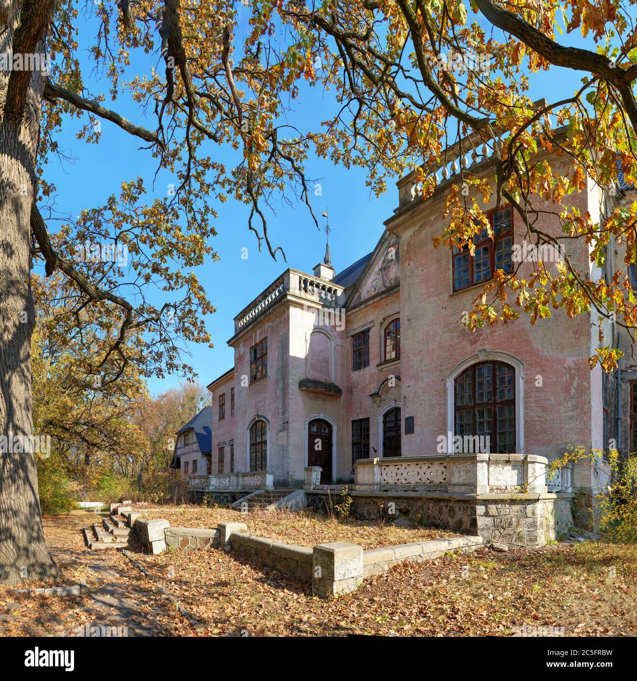 Talne, Ukraine 10.19.2019. Verlassene Graf Schuwalow Palast in Talne Dorf, Tscherkassy Region, Ukraine, im Herbst Stockfoto