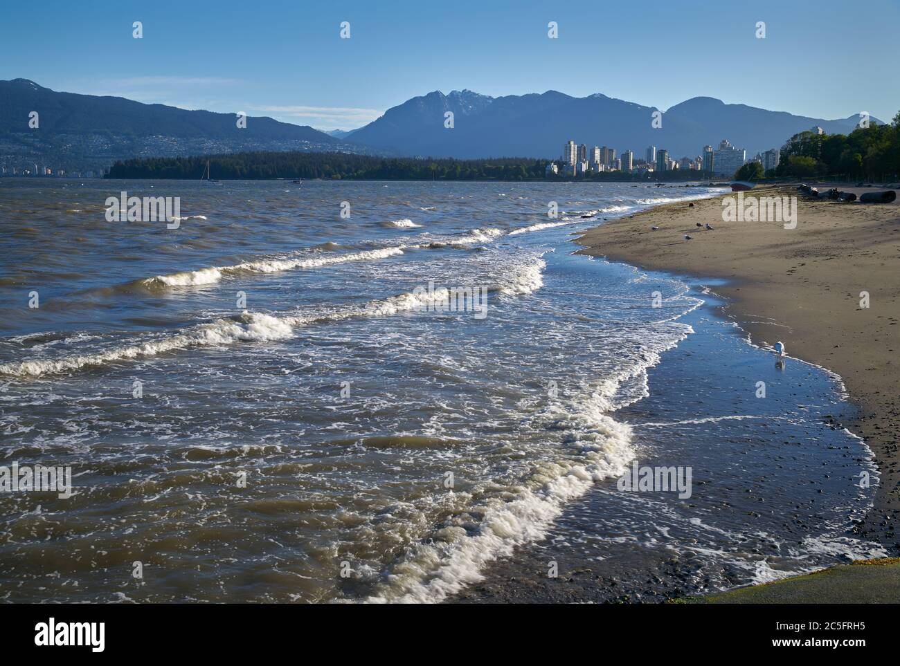Kitsilano Beach Morgen. Kitsilano Beach an der English Bay am Morgen. Im Hintergrund sind die North Shore Mountains. Vancouver, British Columbia, Stockfoto