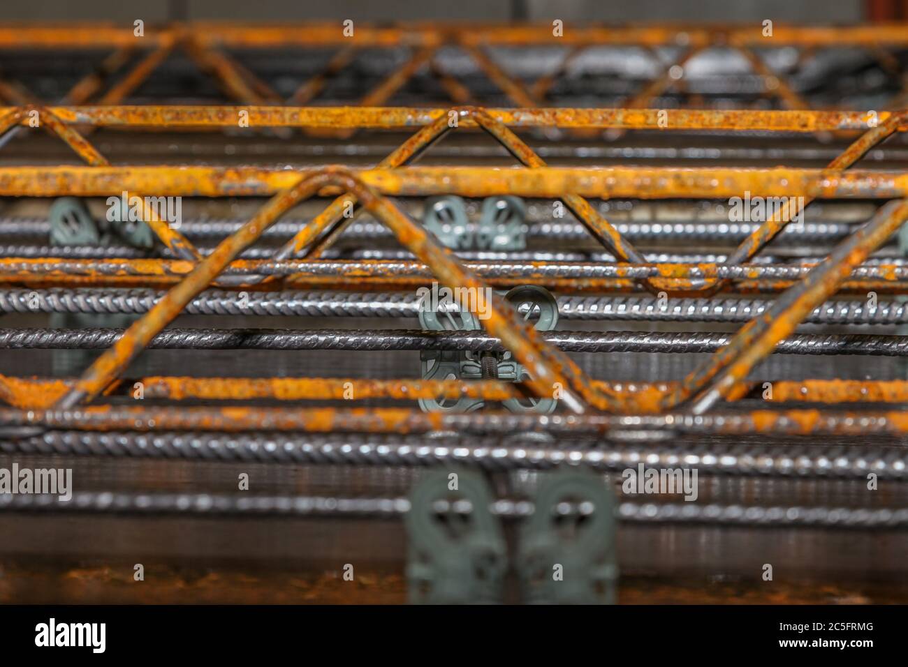 Nahaufnahme der Fertigteile-Trägerplatte in der Produktion Stockfoto