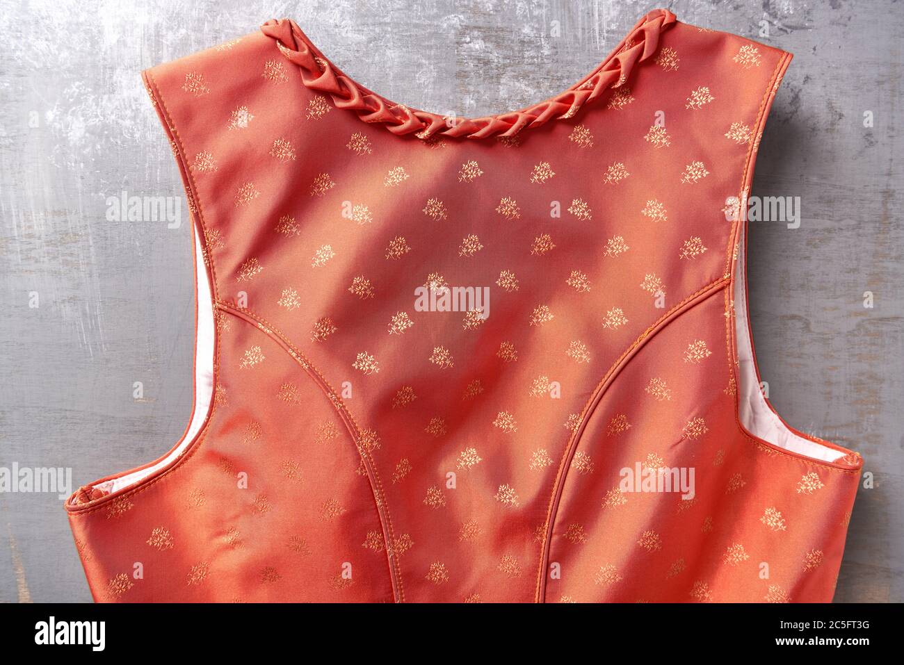 Nahaufnahme von eleganten Kleid. Rustikaler Holzhintergrund. Vorderansicht. Speicherplatz kopieren. Stockfoto