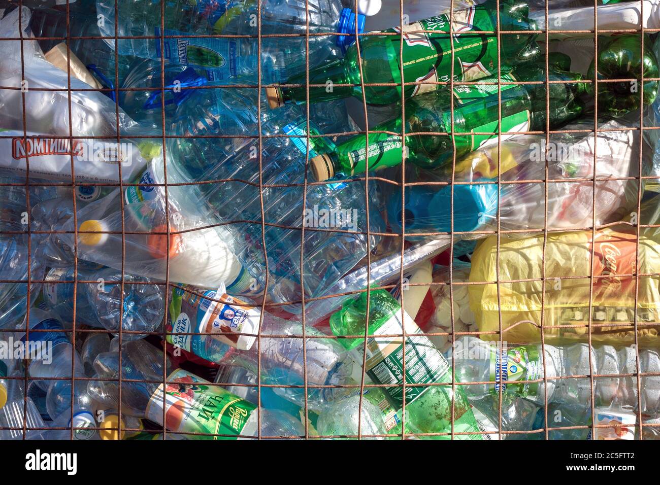 Voller Behälter mit Haushaltsabfällen aus Kunststoff zum Recycling Stockfoto