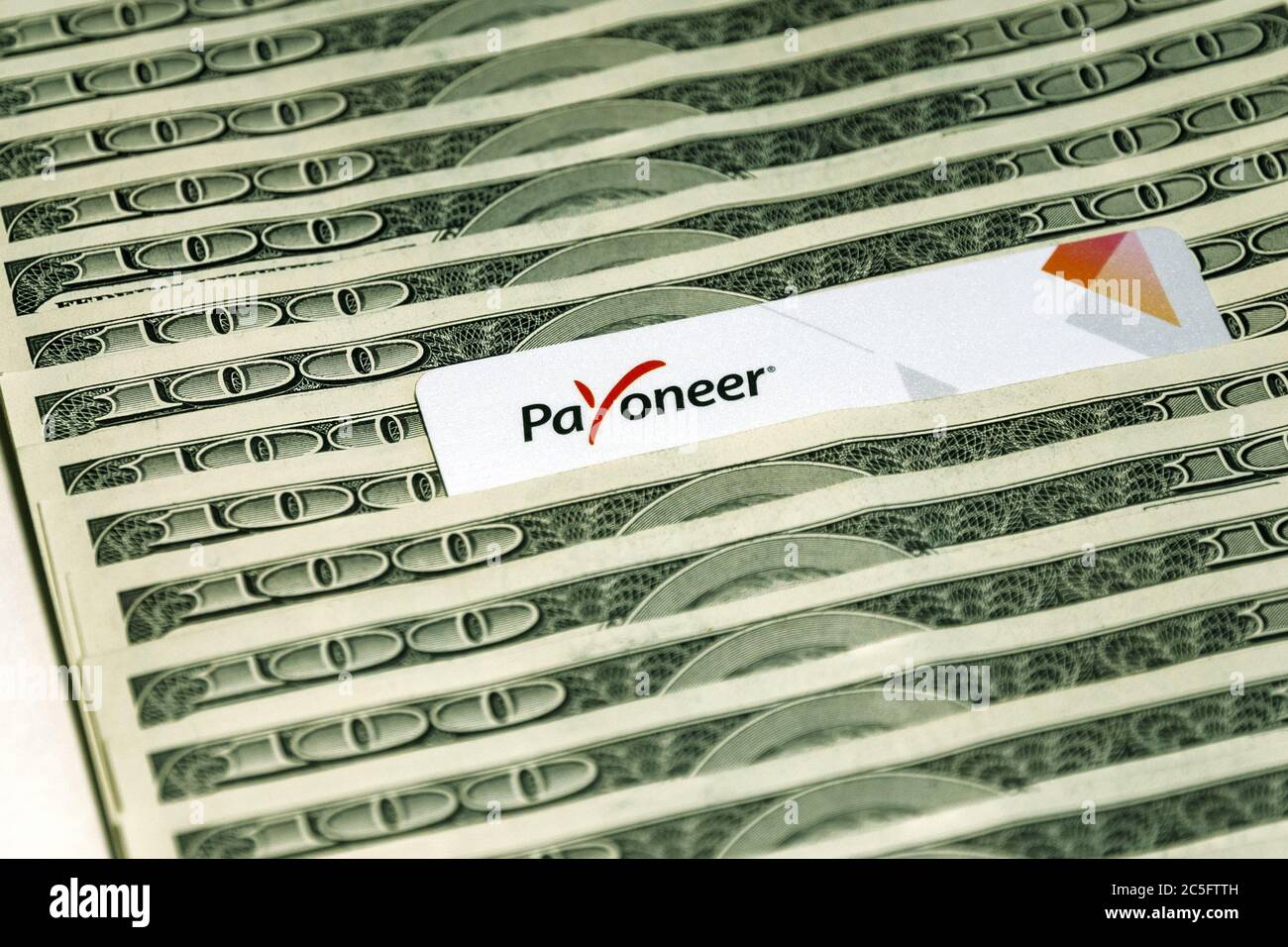 Moskau 10/03/2020 Payoneer Prepaid Plastikkarte unter Dollar-Scheine Stockfoto