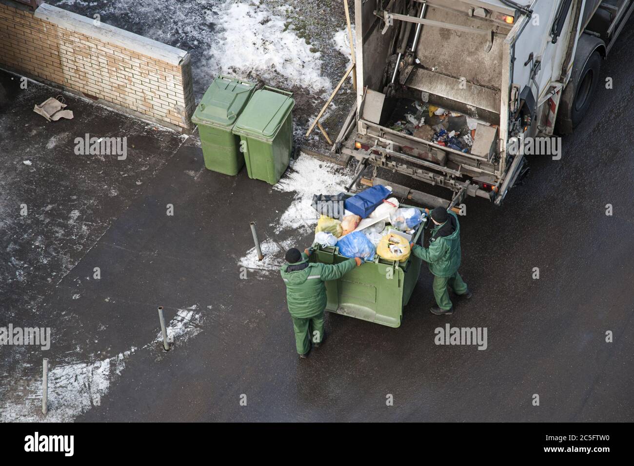 Müllabfuhr aus einem Wohngebiet Stockfoto