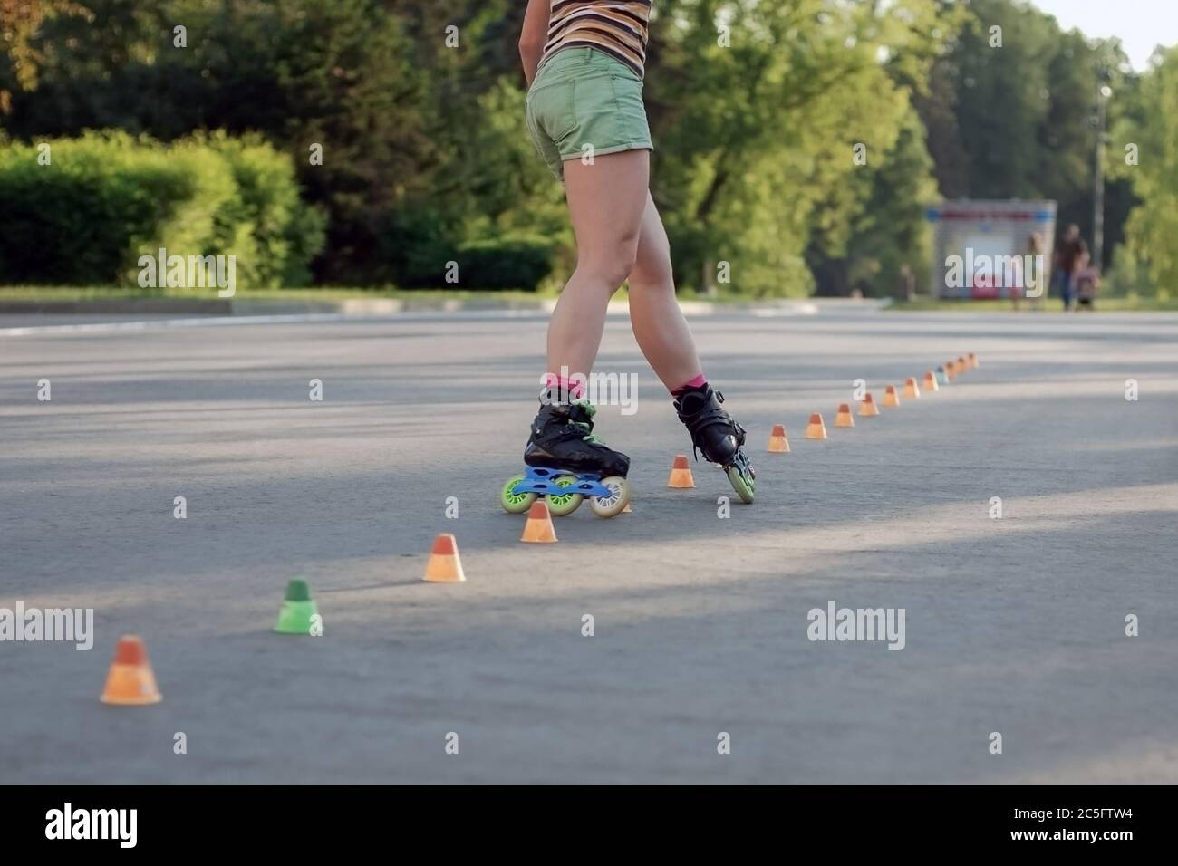 Rollschuhe Frau in Shorts Training im Park, starke Beine in Bewegung  Stockfotografie - Alamy