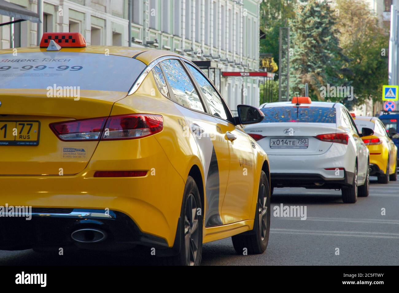 28/08/2019 Stau in Moskau, viele gelbe Taxis in einer Reihe, Rückansicht. Stockfoto