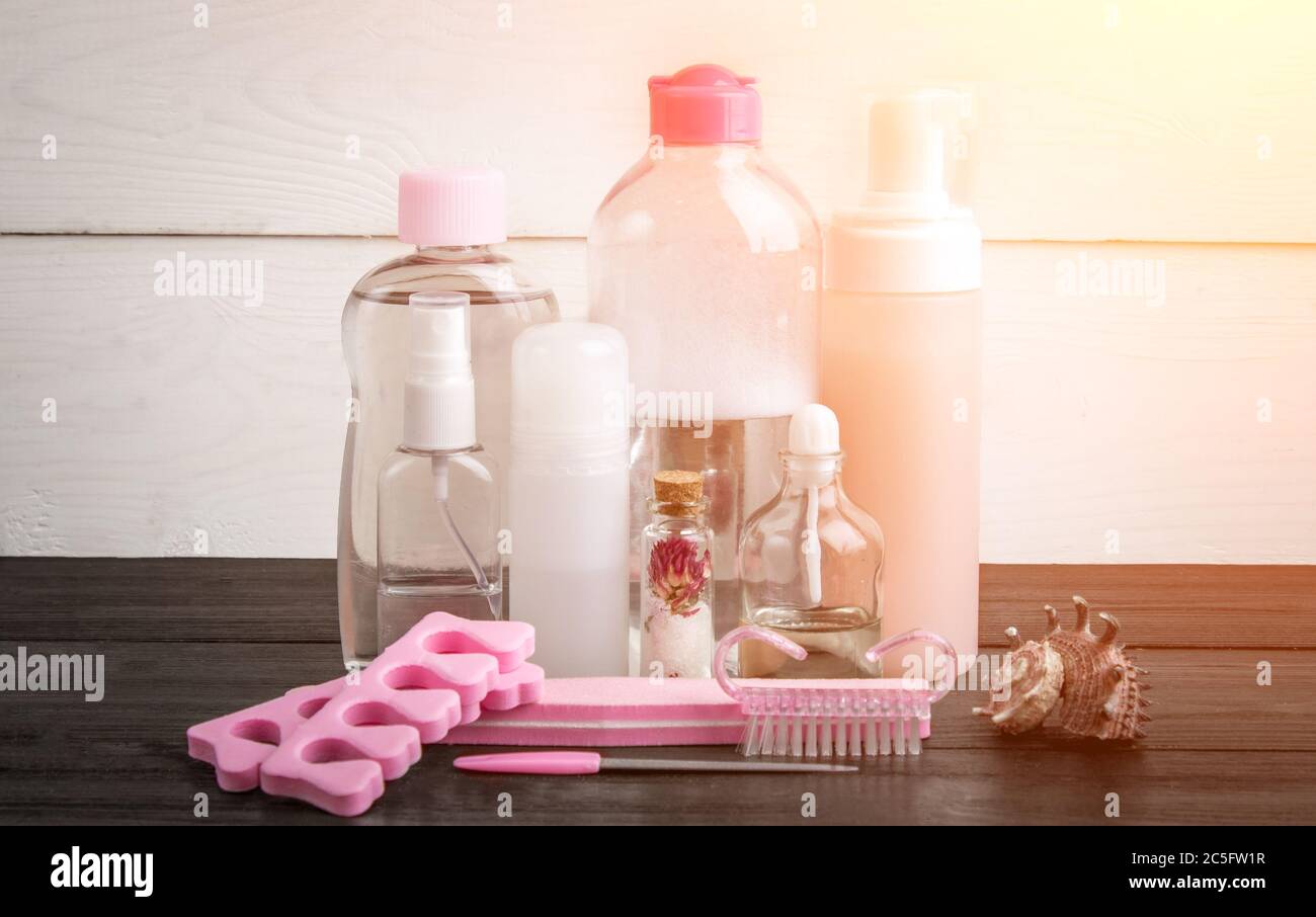 Spa Beauty Kosmetik-Produkte auf weißem und schwarzem Holzhintergrund. Copyspace. Sonneneinstrahlung Stockfoto