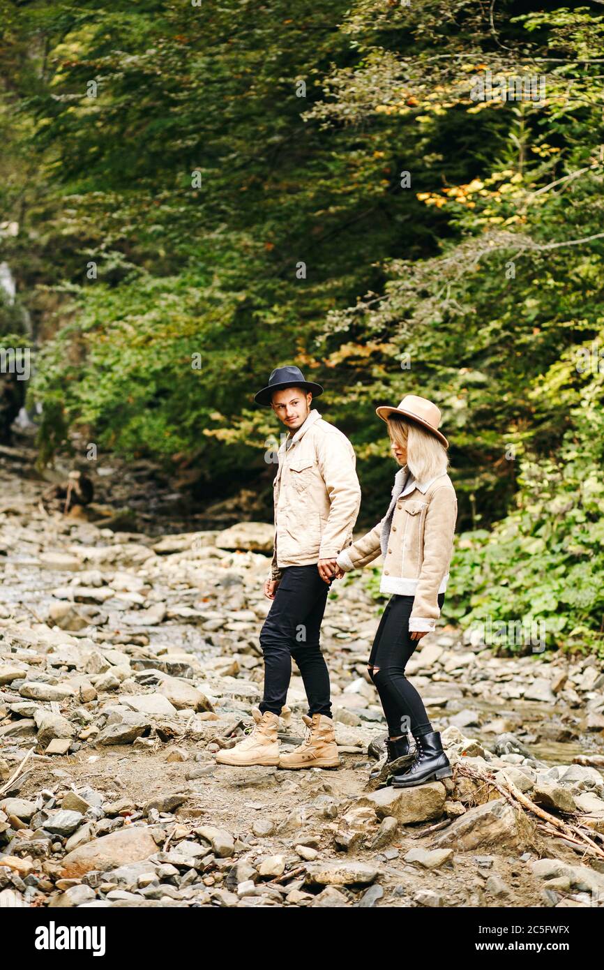 Junges Paar in den Karpaten - Glückliche Touristen besuchen Berge. Liebe. Touristen in Hüten. Militärische Mode Stockfoto