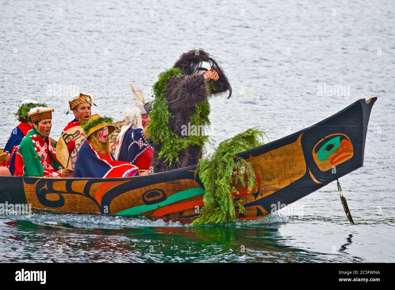 Ausgegrabenes Zedernkanu mit einheimischen Kanadiern, die in Cowichan Bay auf Vancouver Island ankommen Stockfoto