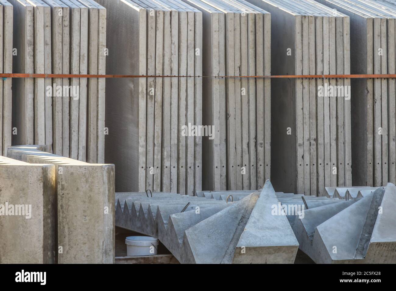 Betonfertigteile Treppen im Elementlager bereit für den Transport Stockfoto