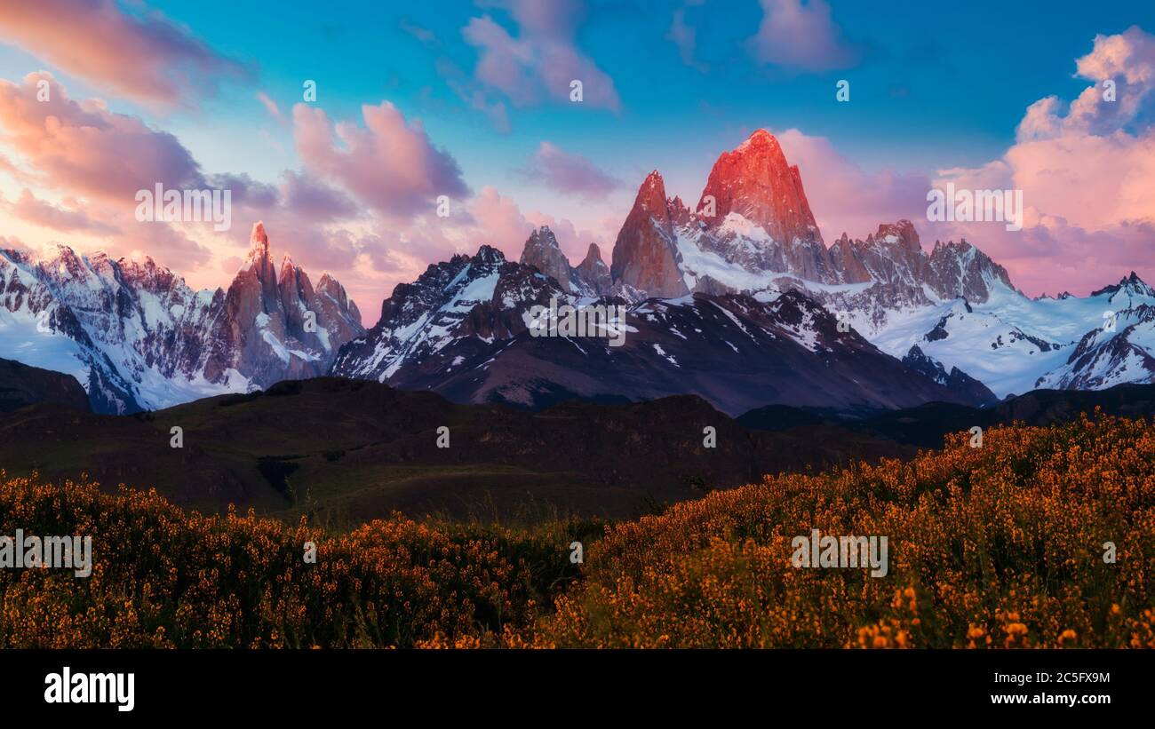 Erste Ampel auf Mt. Fitzroy und Cerro Torre Stockfoto