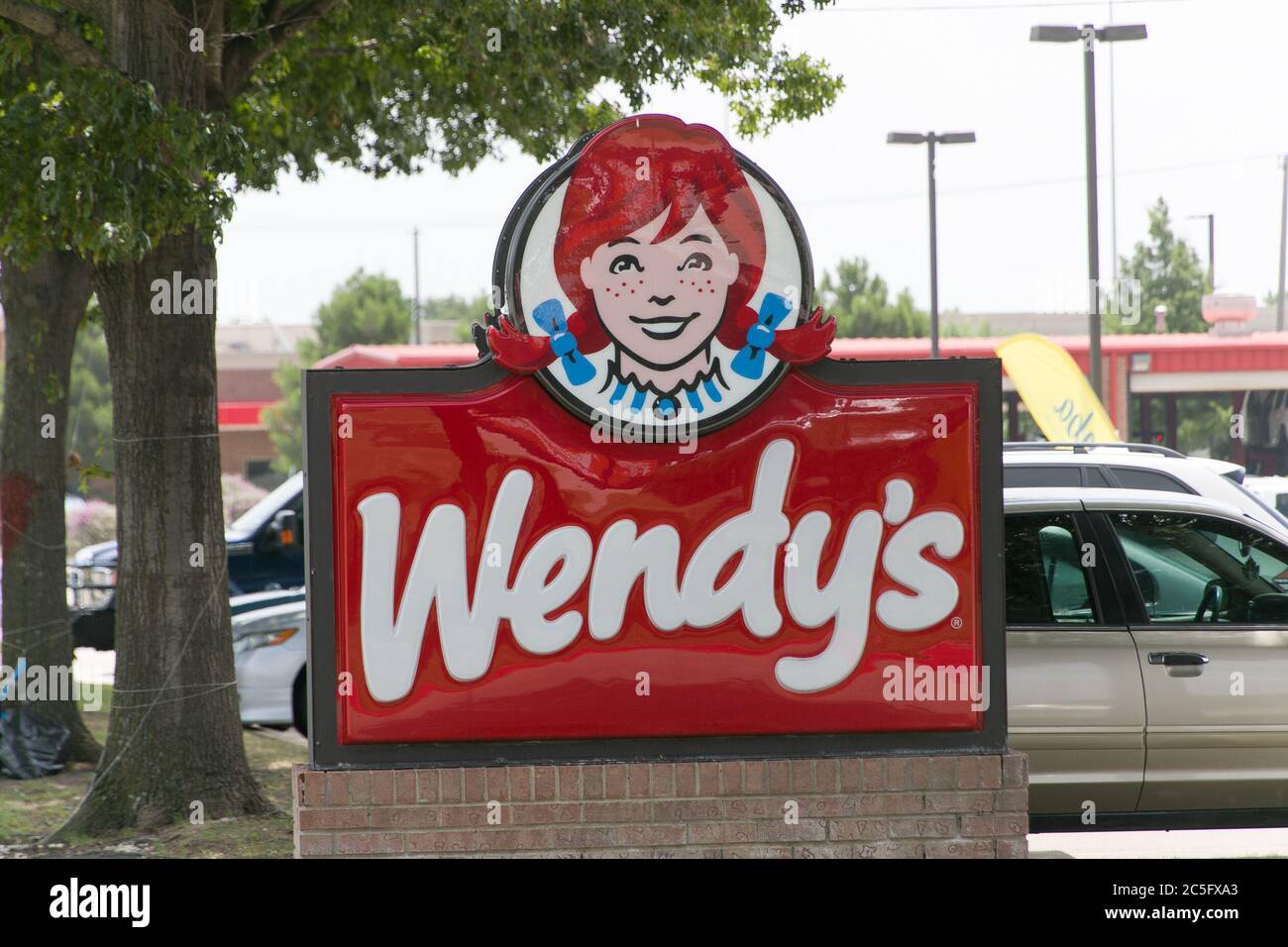 Plano, USA. Juli 2020. Das Logo eines Wendy's Restaurants ist am 2. Juli 2020 in Plano, Texas, USA, zu sehen. NPC International, der größte US-Franchisenehmer von Pizza Hut, meldete am 1. Juli Konkurs an. Das Unternehmen betreibt mehr als 1200 Pizza Huts und fast 400 Wendy's Restaurants. Quelle: Dan Tian/Xinhua/Alamy Live News Stockfoto