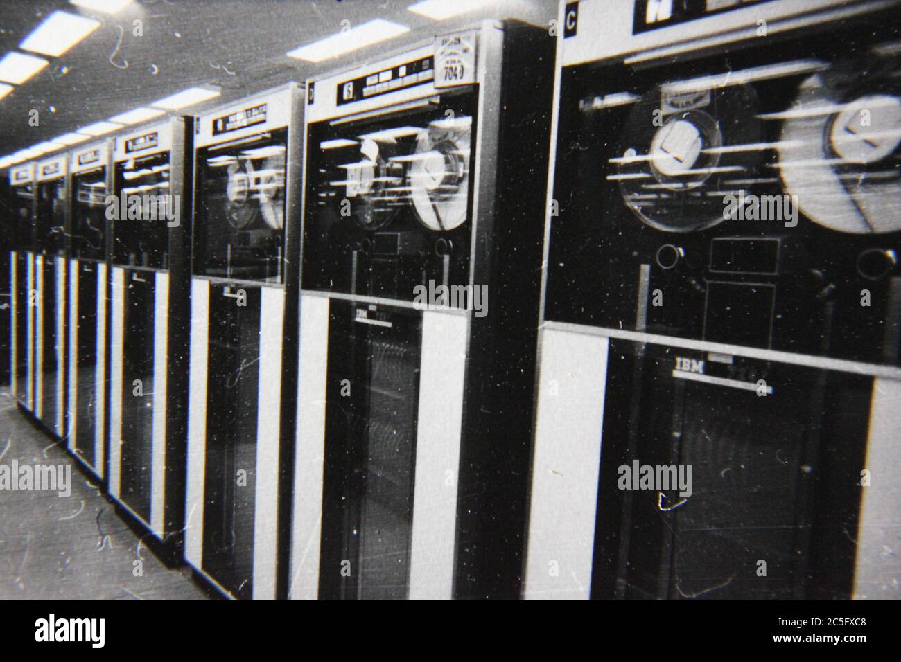 Feine 70er Jahre Vintage schwarz-weiß Lifestyle-Fotografie einer riesigen Mainframe-cpu-Zentraleinheit. Stockfoto