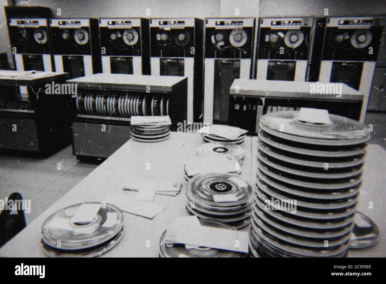Feine 70er Jahre Vintage schwarz-weiß Lifestyle-Fotografie einer riesigen Mainframe-cpu-Zentraleinheit. Stockfoto