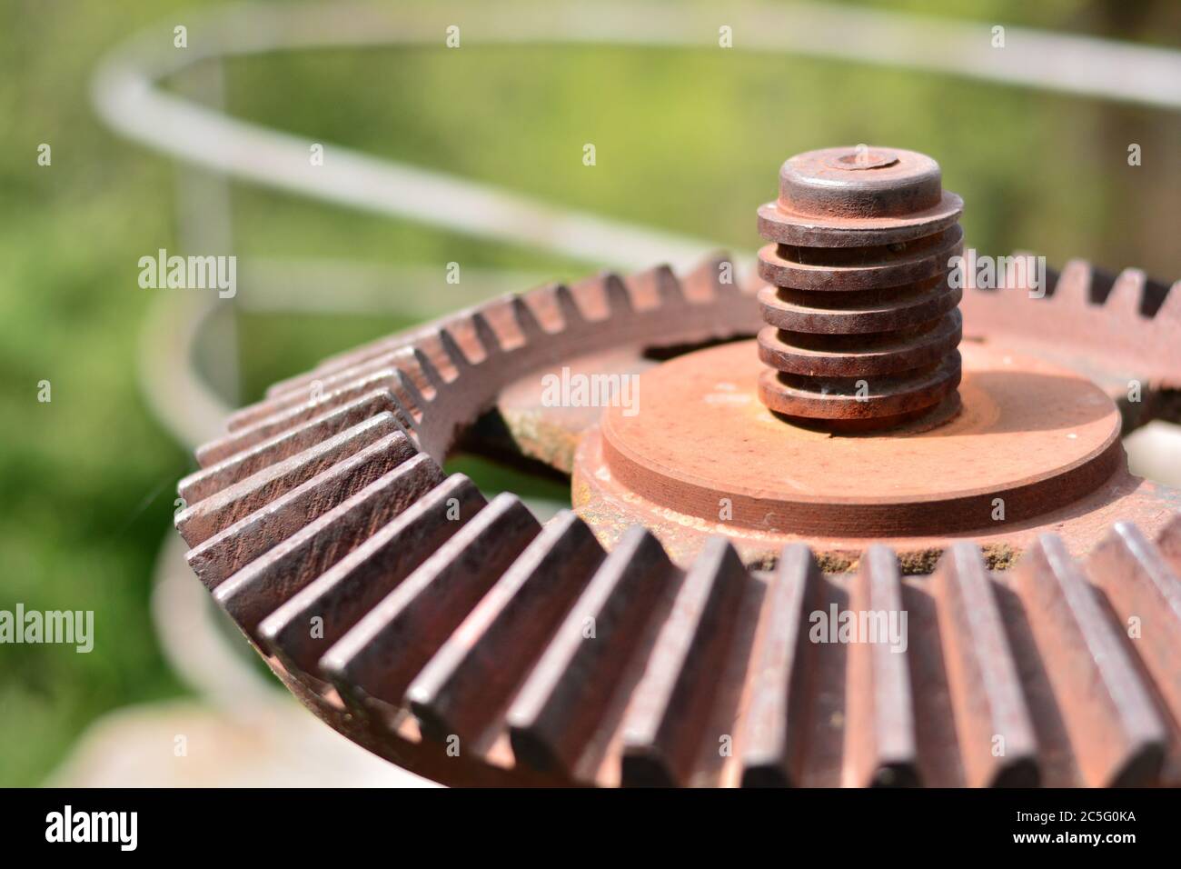 Schrauben und Stahlgetriebe einer alten mechanischen Vorrichtung Stockfoto