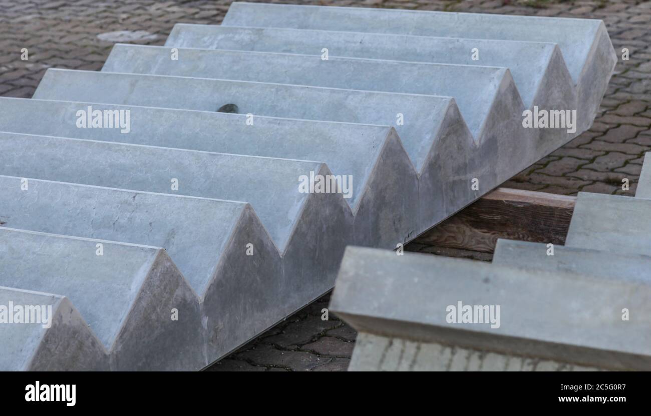 Betonfertigteile Treppen im Elementlager bereit für den Transport Stockfoto