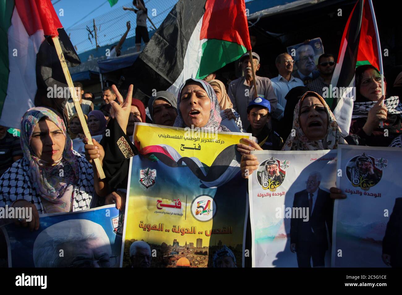 Khan Younis, Gaza. Juli 2020. Demonstranten halten Plakate des palästinensischen Präsidenten Mahmud Abbas während einer Demonstration gegen Israels Annexionspläne des Westjordanlandes in Khan Younis im südlichen Gazastreifen am Donnerstag, den 2. Juli 2020. Foto von Ismael Mohamad/UPI Kredit: UPI/Alamy Live Nachrichten Stockfoto