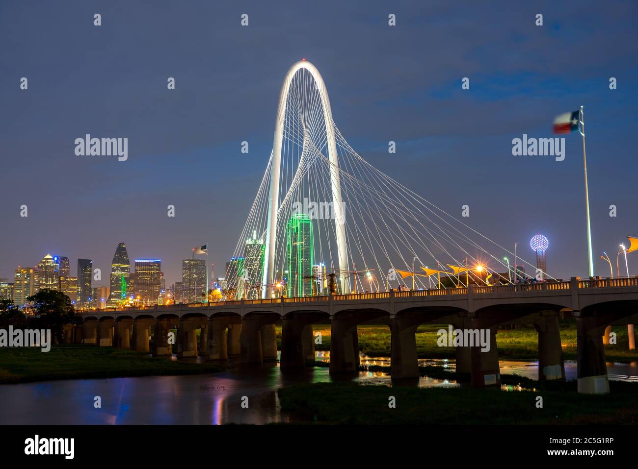 Downtown Dallas Skyline mit der Margaret Hunt Hill Bridge bei Nacht Stockfoto