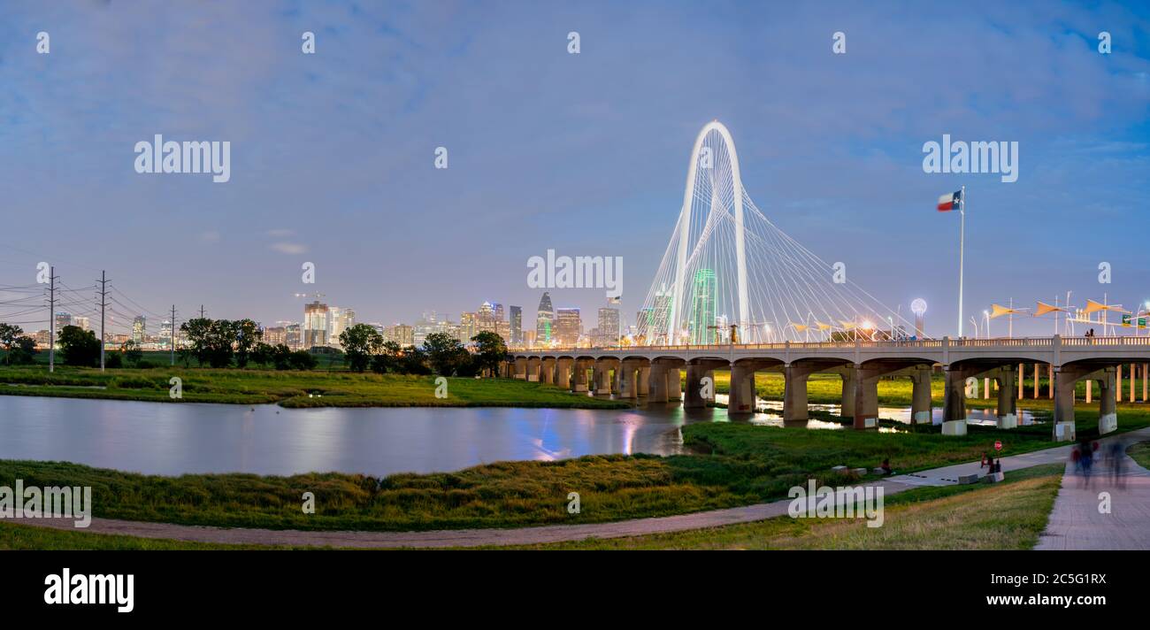 Langzeitaufnahme der Margaret Hunt Hill Bridge bei Nacht Stockfoto