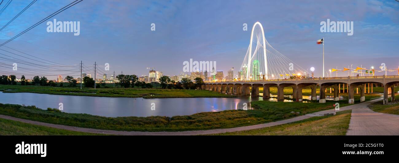 Panoramablick auf die Innenstadt von Dallas von der Margaret Hunt Hill Bridge bei Nacht Stockfoto
