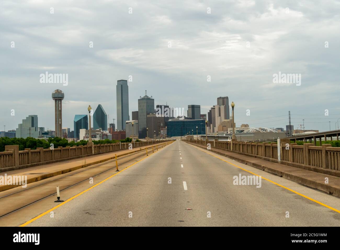 Dallas Skyline von Empty Highway mit dichten Wolken am Himmel Stockfoto