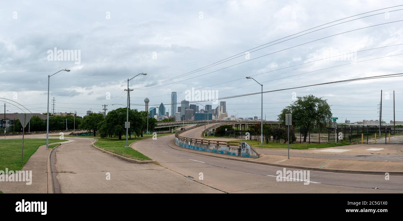 Panoramablick auf die Skyline von Downtown Dallas mit leerer Straße tagsüber Stockfoto