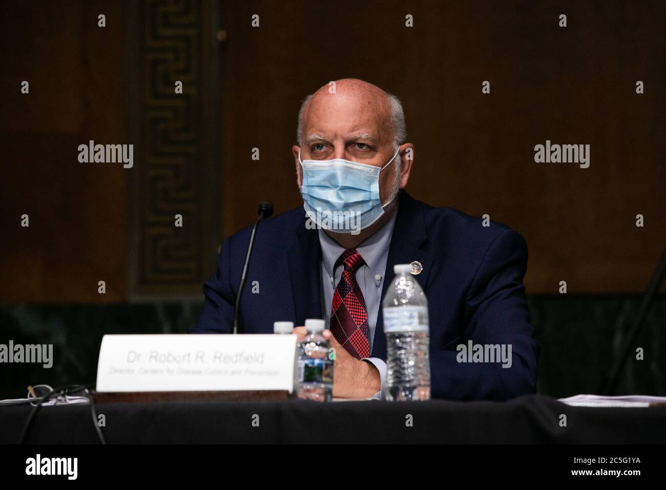 Dr. Robert Redfield, Direktor der Zentren für Krankheitskontrolle und Prävention, bezeugt auf Capitol Hill, in Washington, Donnerstag, 2. Juli 2020, bei einer Anhörung des Senats für Arbeit, Gesundheit und menschliche Dienste, Bildung und verwandte Agenturen Unterausschuss über die Herstellung eines Coronavirus-Impfstoffs.Quelle: Graeme Jennings/Pool via CNP - Nutzung weltweit Stockfoto