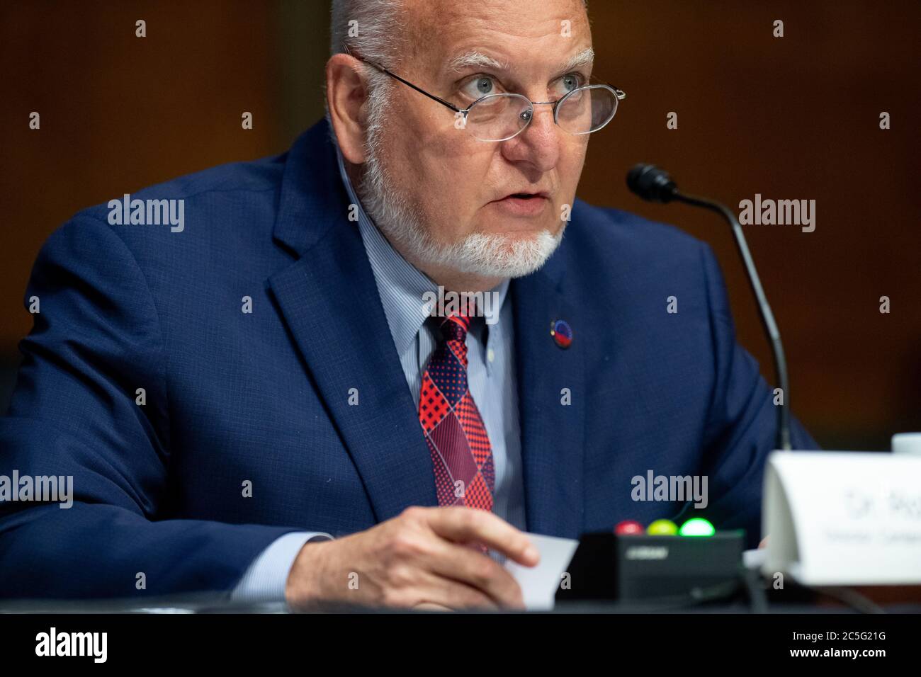 Dr. Robert Redfield, Direktor der Centers for Disease Control and Prevention (CDC), bezeugt während einer Anhörung des Unterausschusses für die Haushaltsmittel des US-Senats über den Plan zur Erforschung, Herstellung und Verteilung eines Coronavirus-Impfstoffs, bekannt als Operation Warp Speed, auf dem Capitol Hill in Washington, DC, 2. Juli 2020.Quelle: Saul Loeb/Pool via CNP weltweit Stockfoto