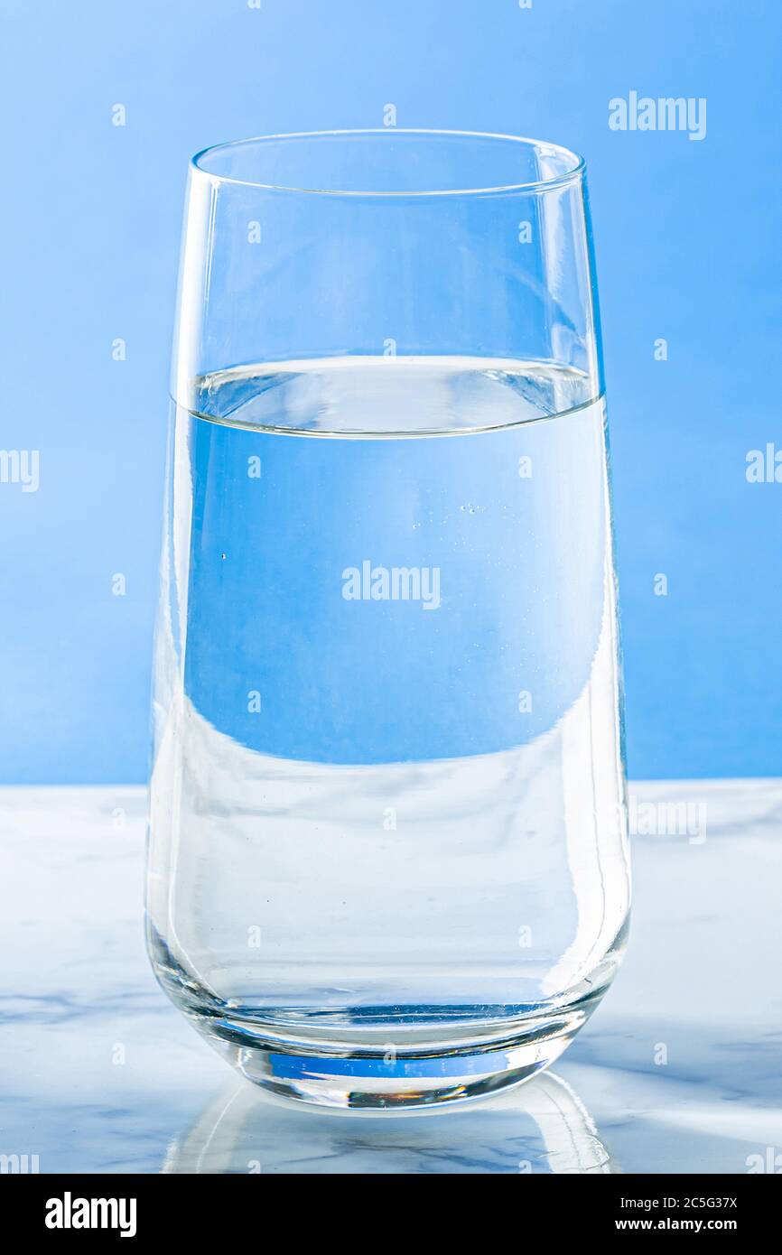 Frischwasser und sauberes Wasser Konzept, Wasserglas isoliert 055 Stockfoto