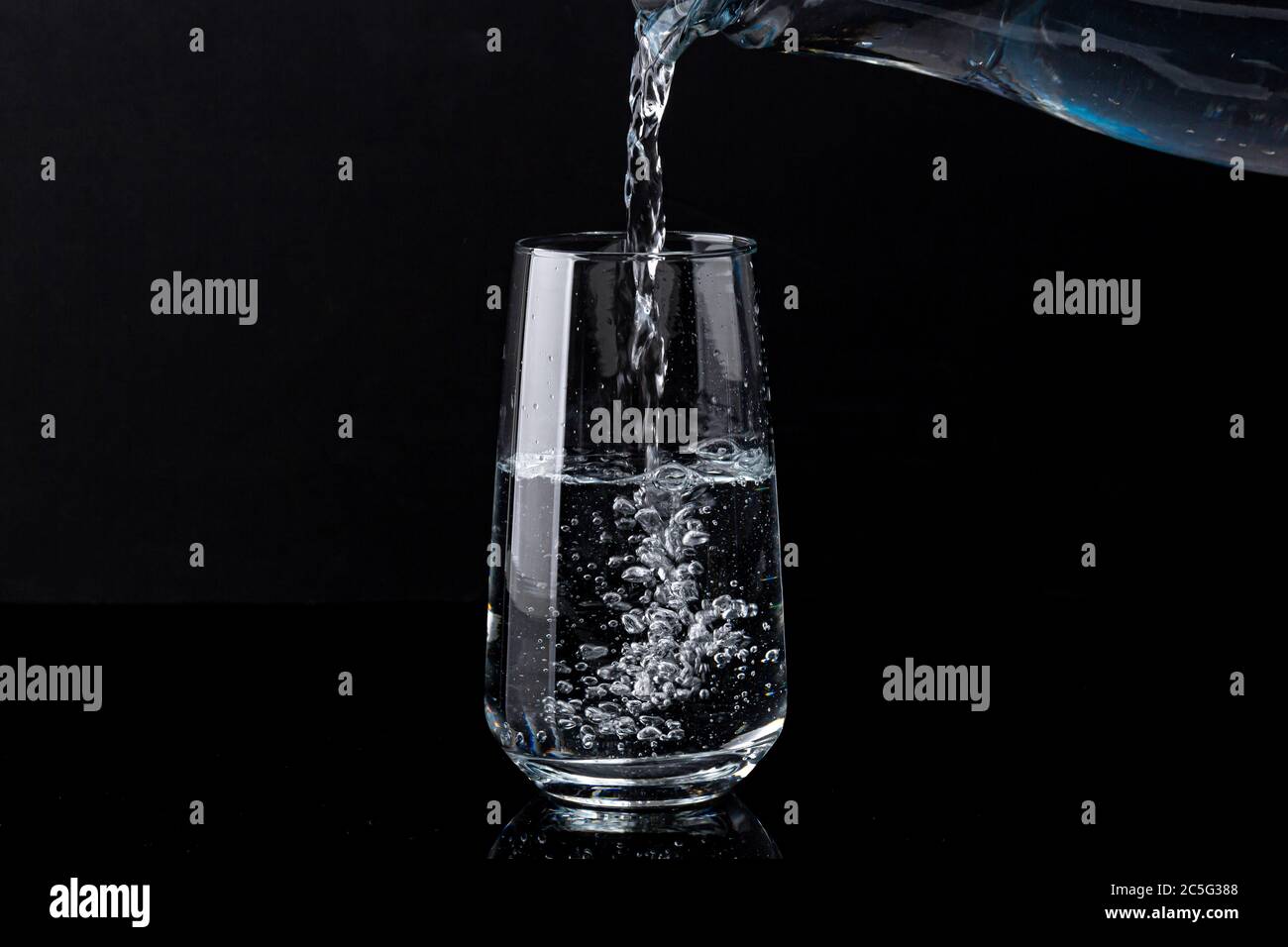 Frischwasser und sauberes Wasser Konzept, Wasserglas isoliert 029 Stockfoto