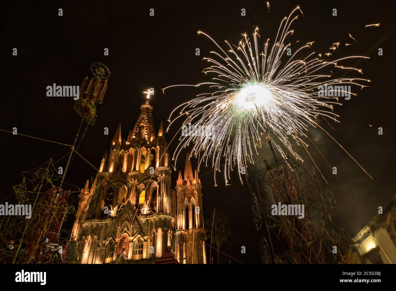 Feuerwerk explodiert über der Parroquia de San Miguel Arcangel im Jardin Allende während der einwöchigen Fiesta des schutzheiligen Michael 1. Oktober 2017 in San Miguel de Allende, Mexiko. Stockfoto