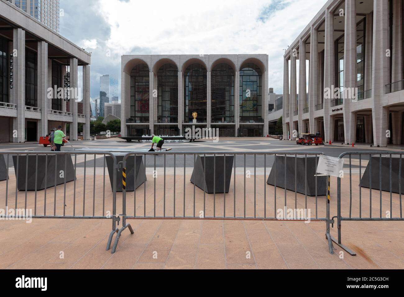 Das Metropolitan Opera House, geschlossen wegen der Coronavirus oder covid-19 Pandemie, in der Entfernung von hinter Barrieren Stockfoto