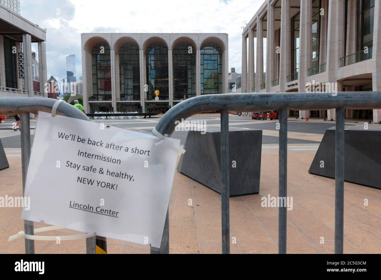 Ein sarkastisches Schild auf einer Barriere vor dem metropolitanen Opernhaus, geschlossen wegen des Coronavirus oder der Pandemie Covid-19, das sagt, es sei in Intermissi Stockfoto