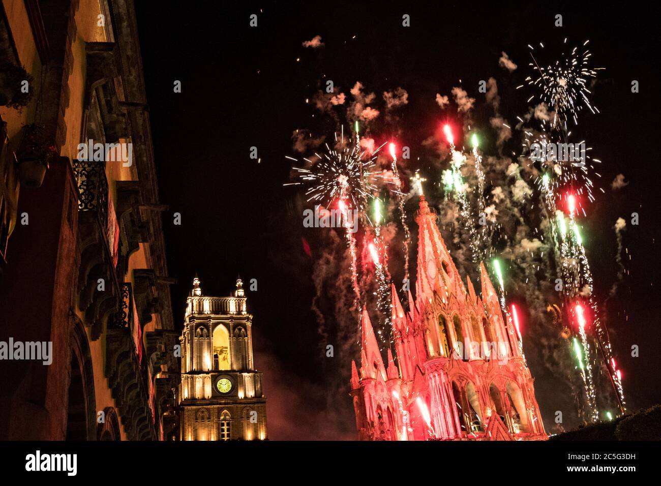 Feuerwerk explodiert über der Parroquia de San Miguel Arcangel und San Rafael Kirche im Jardin Allende während der einwöchigen Fiesta des schutzheiligen Michael 1. Oktober 2017 in San Miguel de Allende, Mexiko. Stockfoto