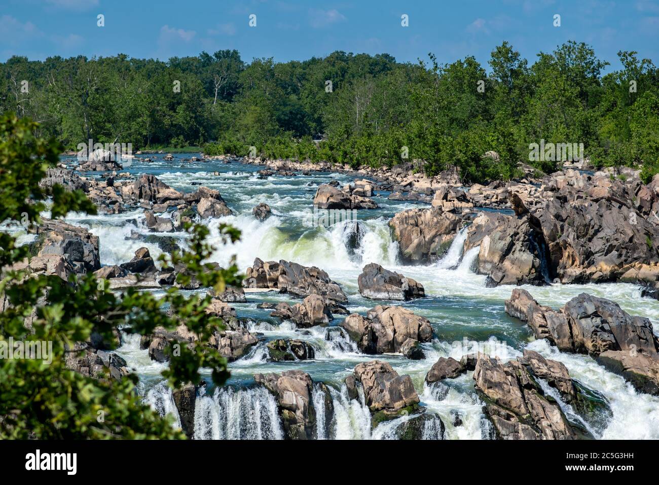 Zerklüftete Felsen, atemberaubende Ausblicke und das gefährliche weiße Wasser des Potomac River im Great Falls Park in McLean, Fairfax County, Virginia. Stockfoto