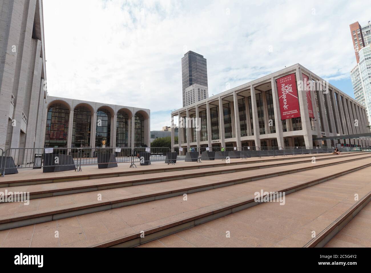 Das Lincoln Center Plaza, Heimat der Met Opera und der NY Philharmonic, mit Barrieren, die darauf hindeuten, dass es wegen des Coronavirus oder der Covid-19-Pandemie geschlossen ist Stockfoto