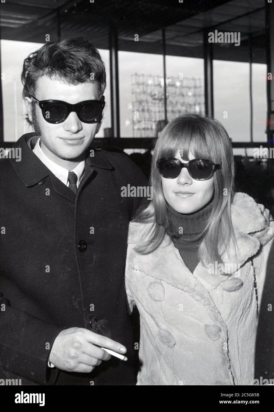 03. Jan 1966 - Paris, Frankreich - JOHNNY HALLYDAY mit seiner Frau SYLVIE VARTAN am Flughafen Orly, bevor sie in ein Flugzeug nach Teheran steigen, wo Hallyday seine Nahost-Tour starten wird. (Bild: © Keystone Press Agency/Keystone USA via ZUMAPRESS.com) Stockfoto