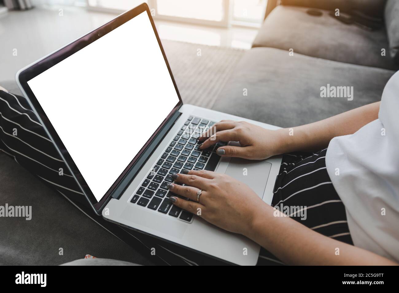 CHIANG MAI, THAILAND - 31. März 2018 : Frau sitzend Sofa mit Laptop und beobachten Netflix Website. Stockfoto