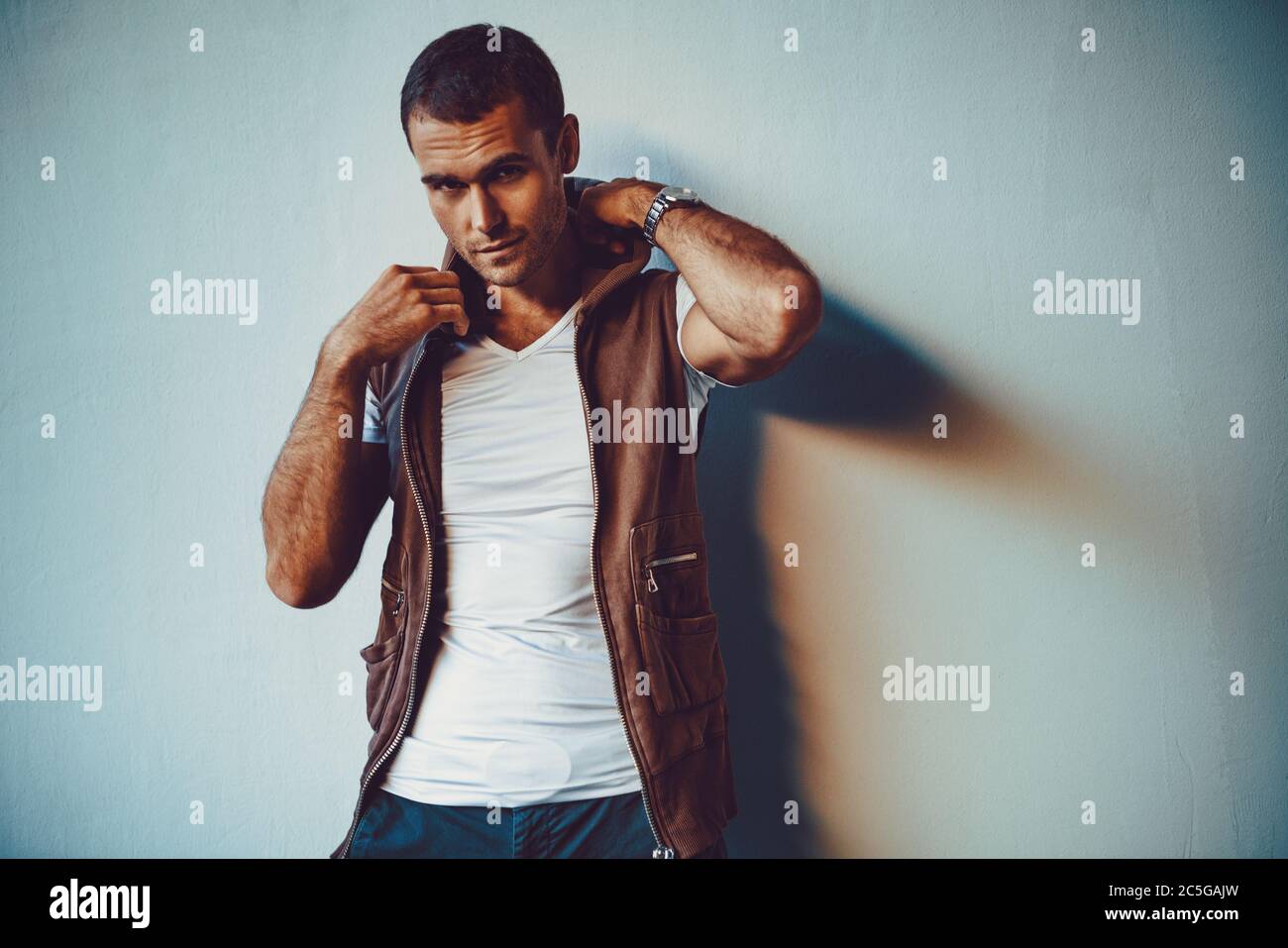 Mann casual Porträt auf Wand Hintergrund Stockfoto