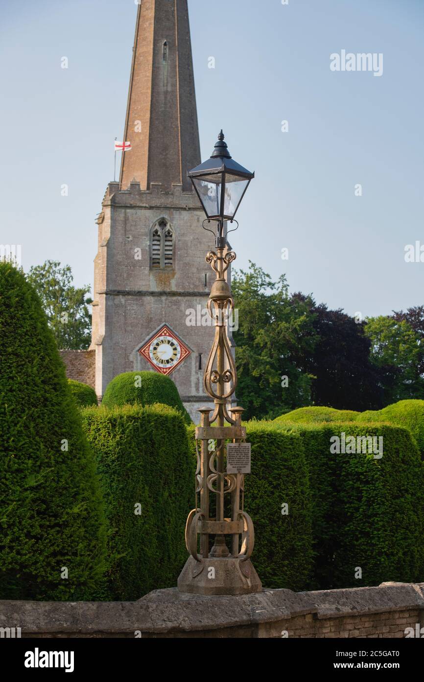 Die Jubilee-Gedenklampe der Königin Victoria vor der Kirche St. Marys bei Sonnenaufgang. Painswick, Costwolds, Gloucestershire, England Stockfoto