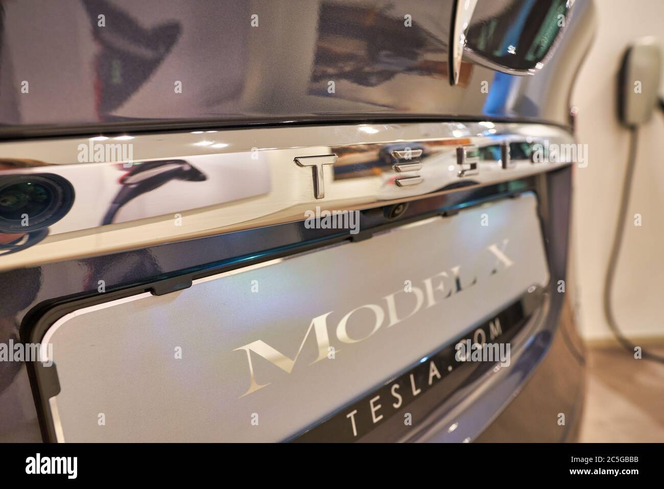 BERLIN, DEUTSCHLAND - CIRCA SEPTEMBER 2019: Nahaufnahme des Model X im Tesla Showroom in der Mall of Berlin. Stockfoto