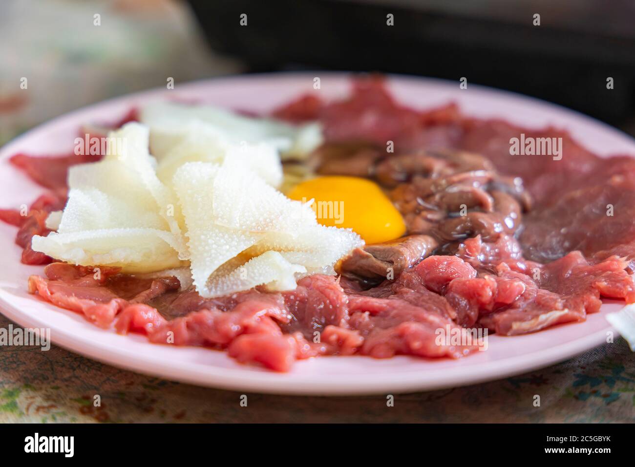 Kuhgiblets, frisches Fleisch, Leber und Ei auf dem Teller. Fleisch für Suppe. Stockfoto