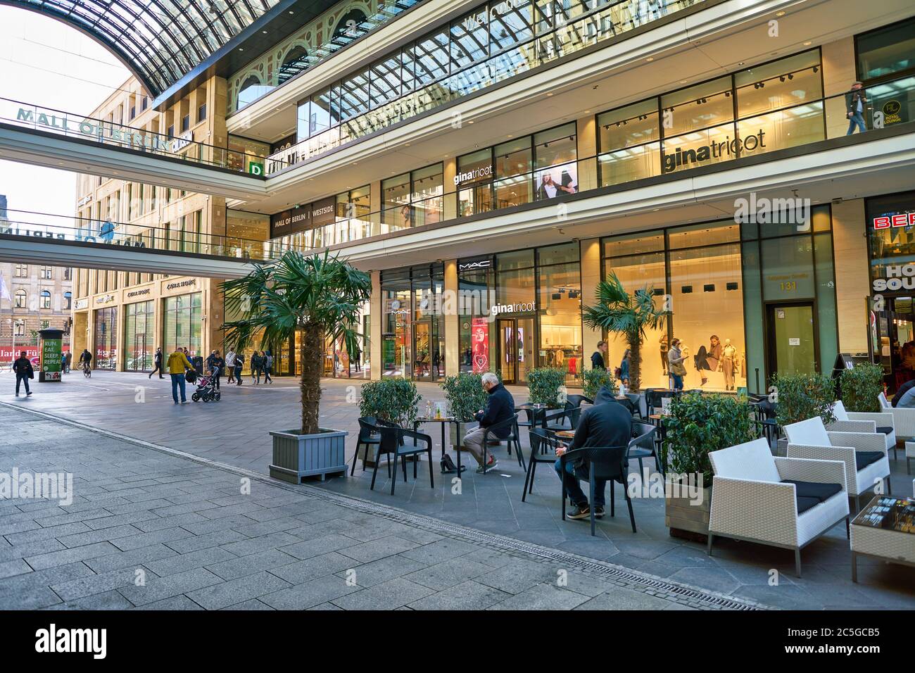 BERLIN, DEUTSCHLAND - CA. SEPTEMBER 2019: Mall of Berlin bei Tag. Stockfoto