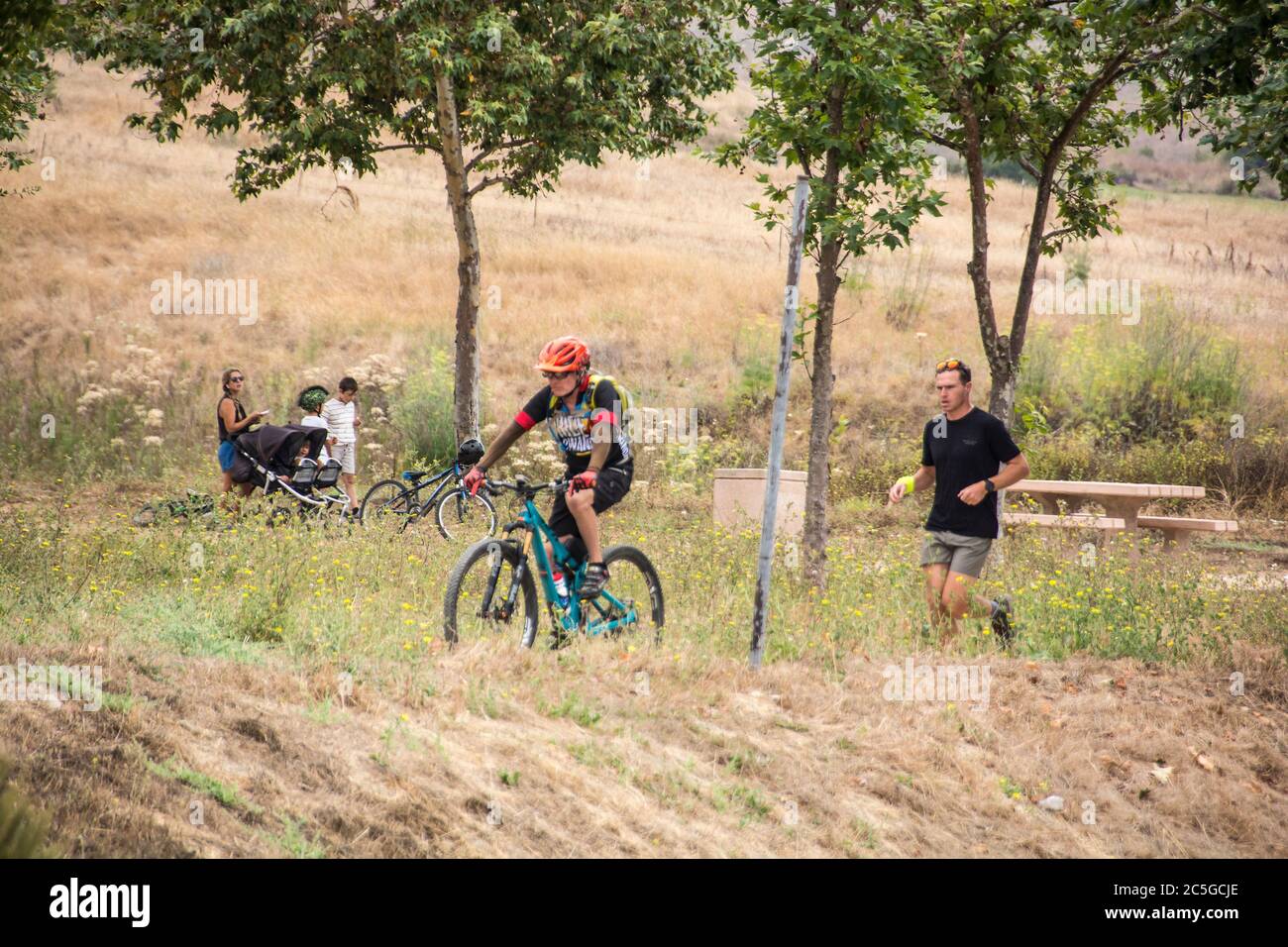 Die Leute genießen einige Outdoor-Übungen über den Oso Creek Parkway Trail in Mission Viejo, Kalifornien. Stockfoto