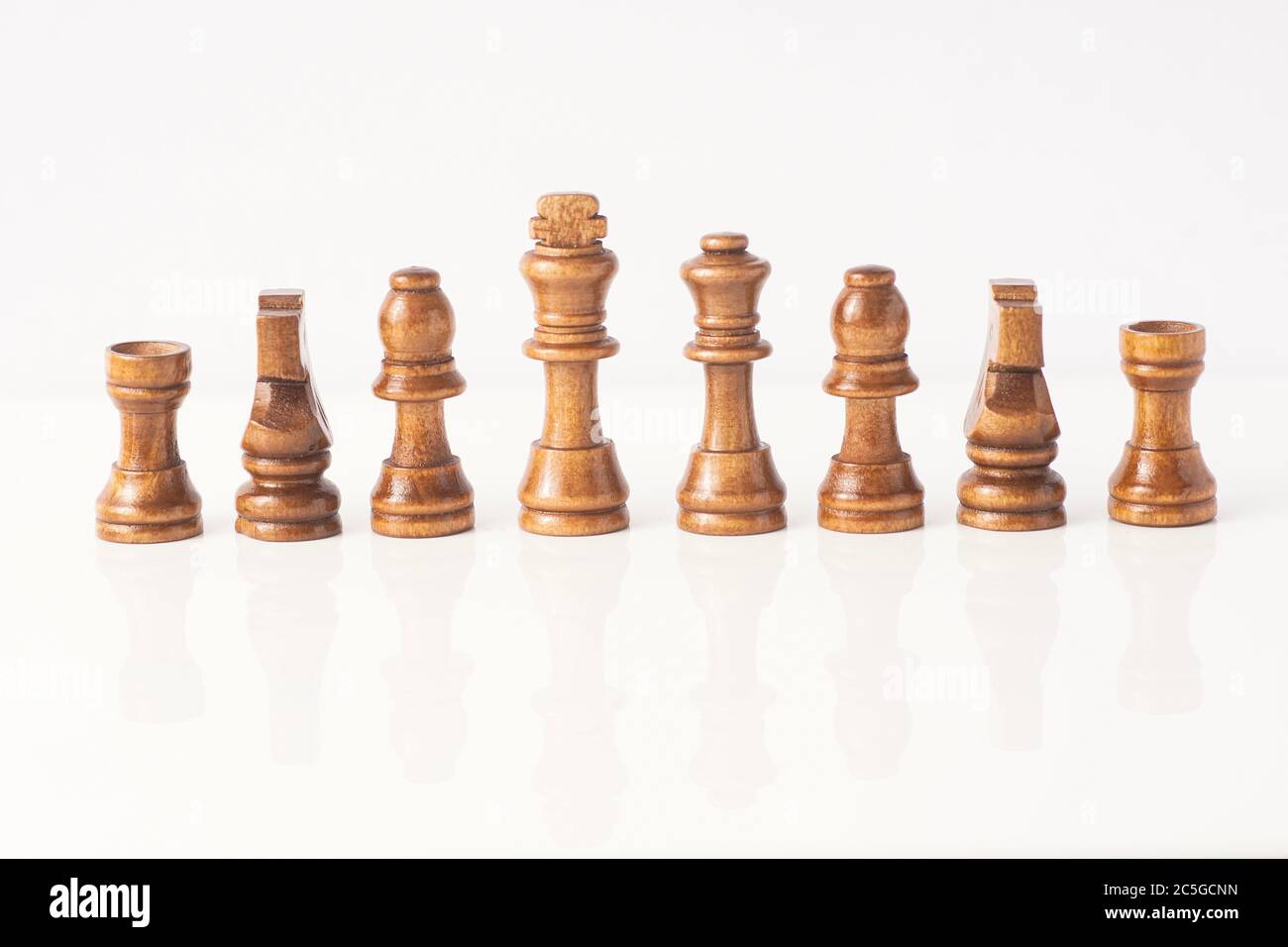 Schachfiguren aus Holz isoliert gegen Weiß Stockfoto