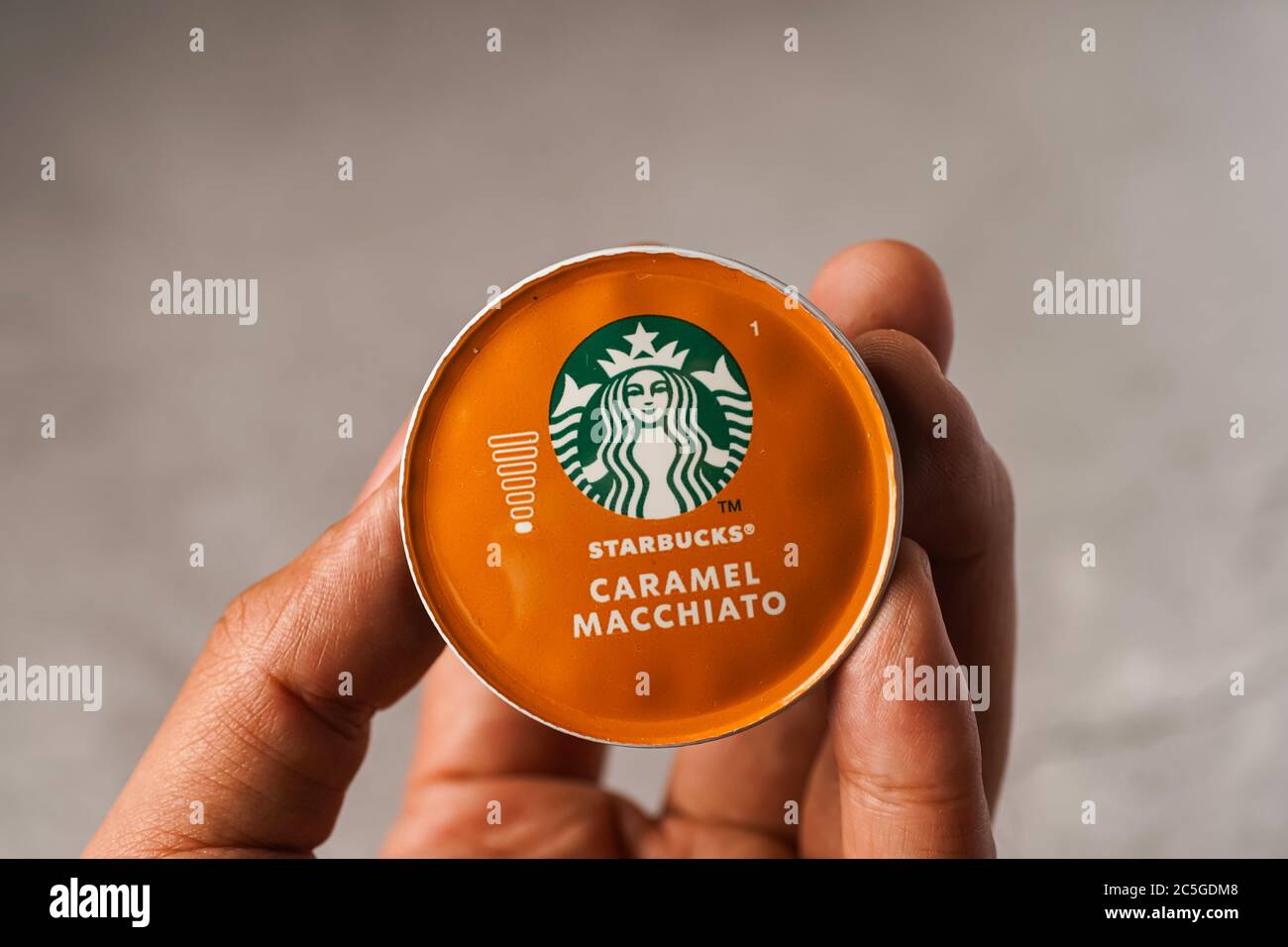 Illustrative redaktionelle Aufnahme von Starbucks Caramel Macchiato Kaffeekapseln Stockfoto