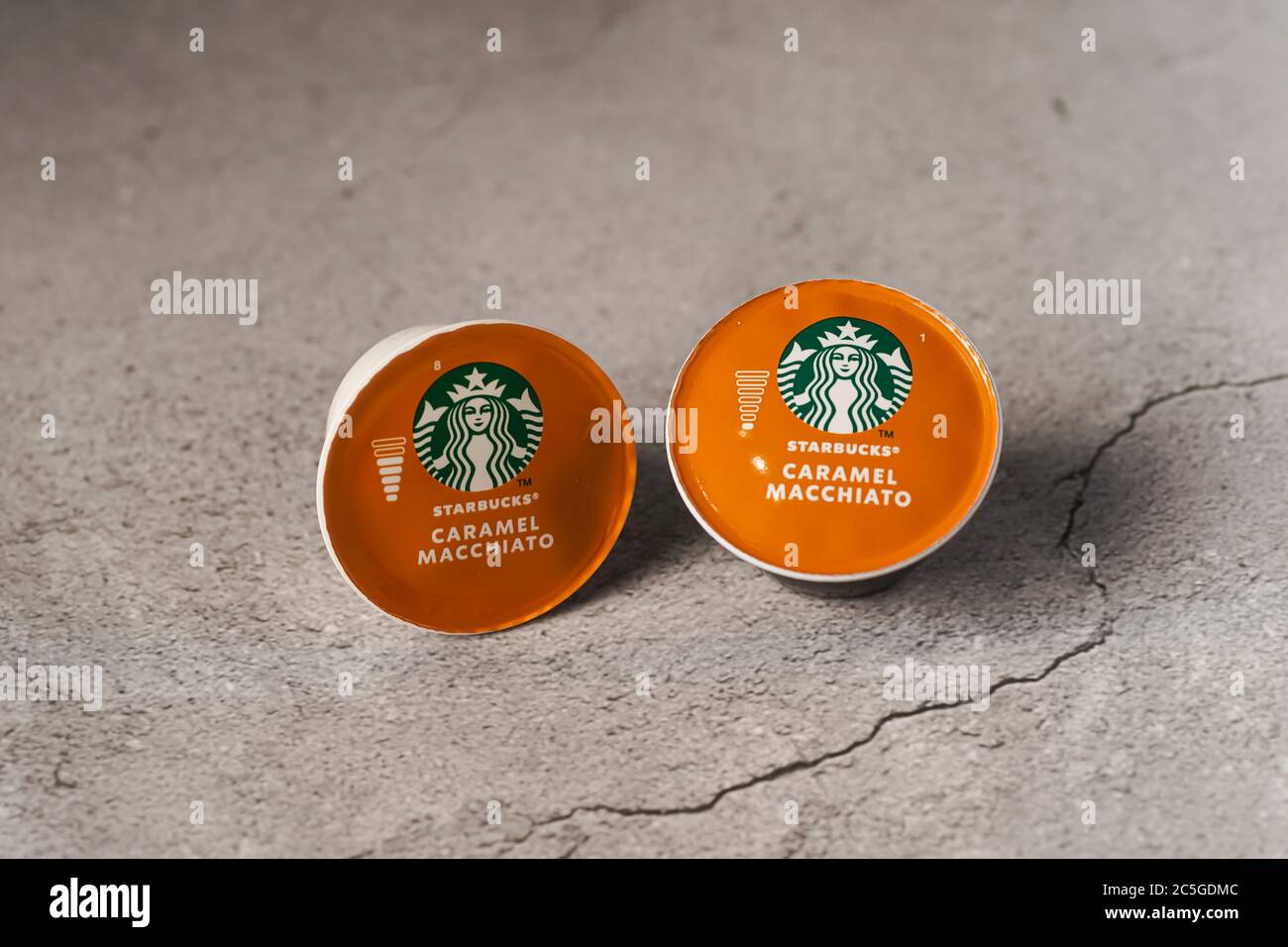 Illustrative redaktionelle Aufnahme von Starbucks Caramel Macchiato Kaffeekapseln Stockfoto