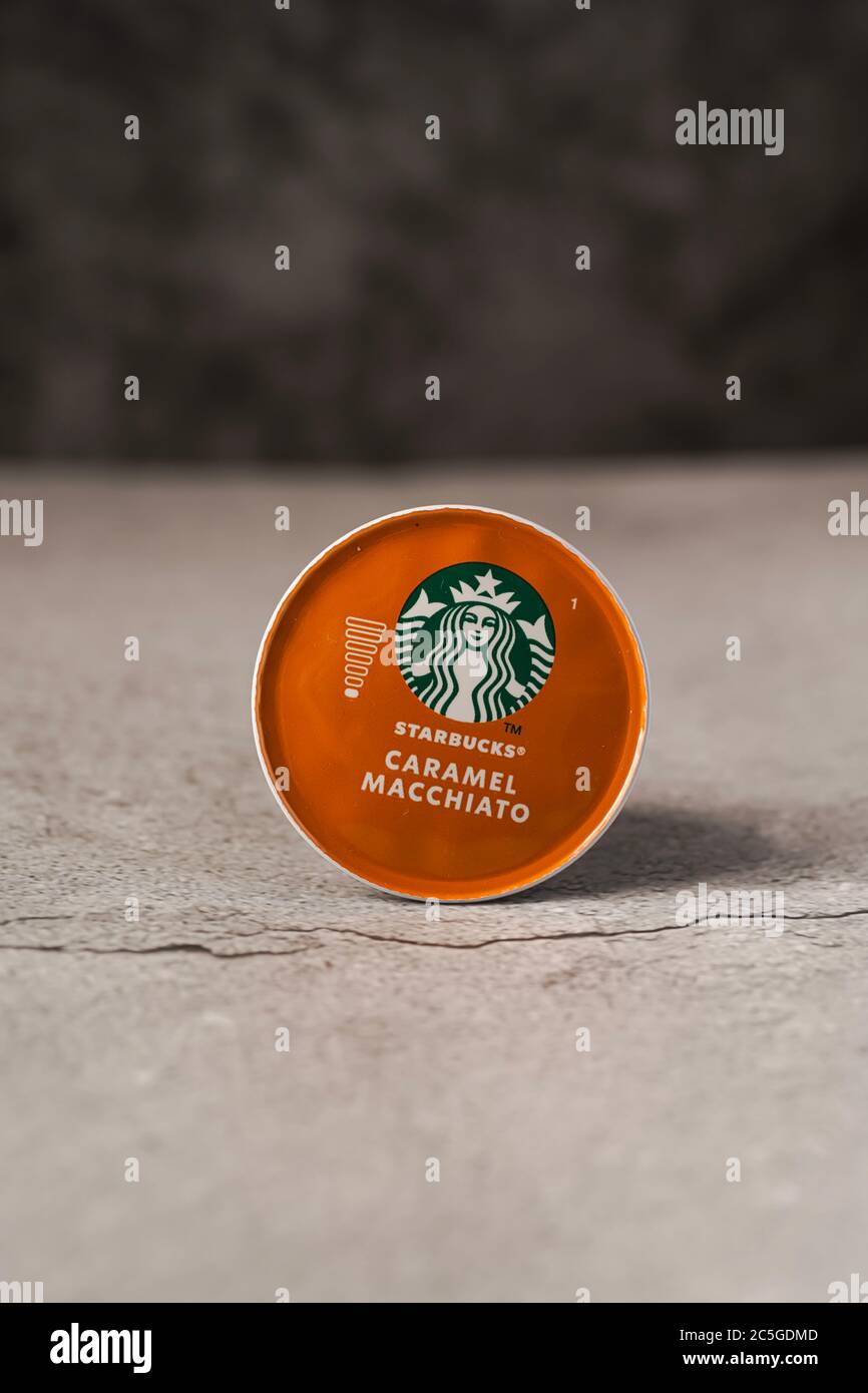 Illustrative redaktionelle Aufnahme von Starbucks Caramel Macchiato Kaffeekapseln Stockfoto