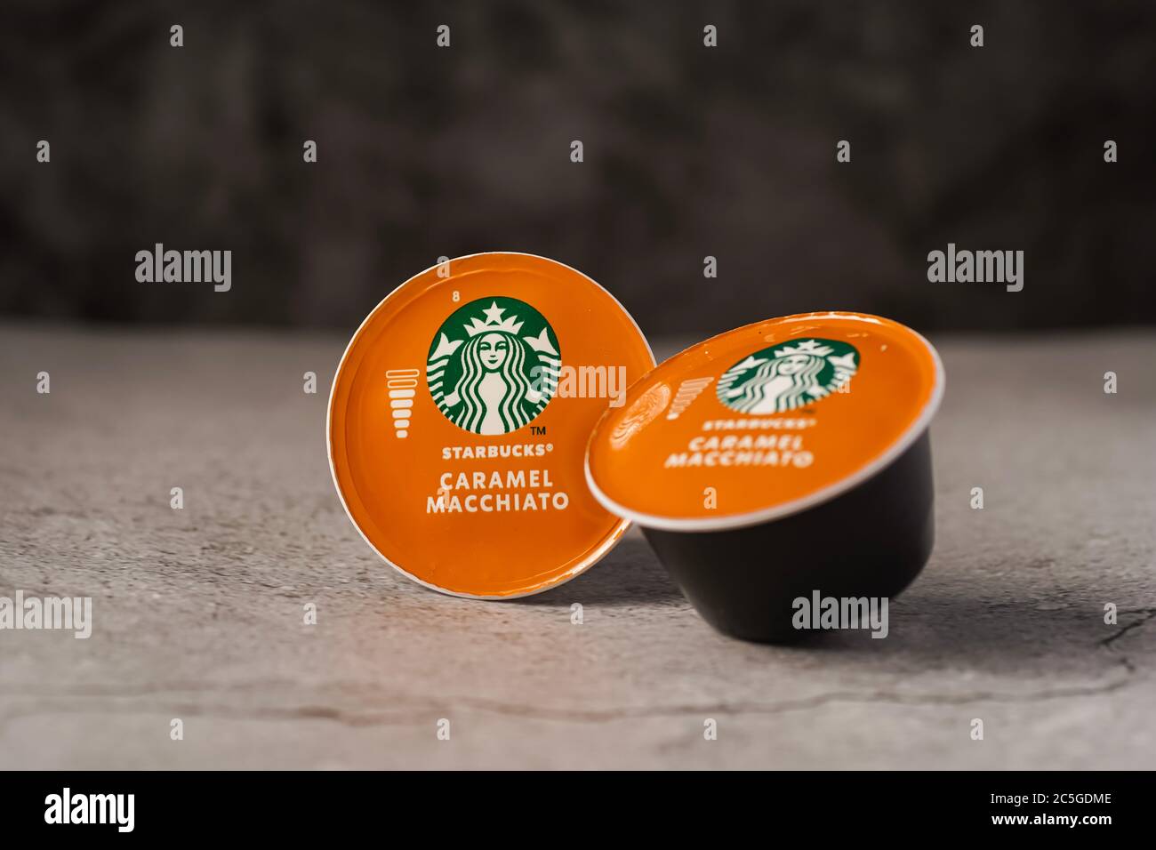 Illustrative redaktionelle Aufnahme von Starbucks Caramel Macchiato Kaffeekapseln Stockfoto