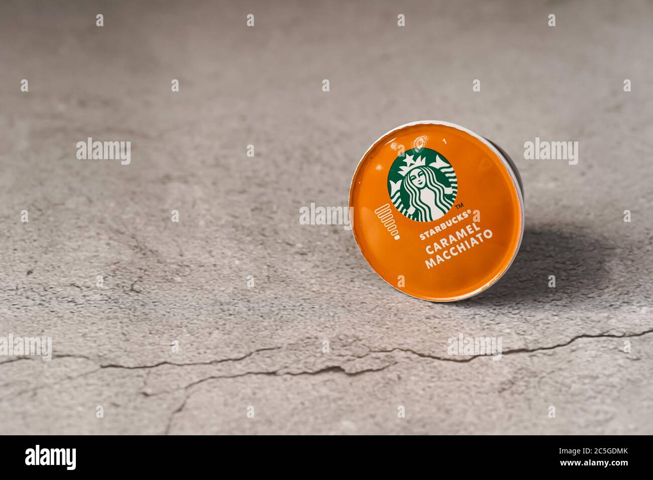 Illustrative redaktionelle Aufnahme von Starbucks Caramel Macchiato Kaffeekapseln Stockfoto